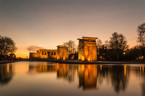 atardecer templo debod|Visita al Templo de Debod en Madrid, un atardecer。